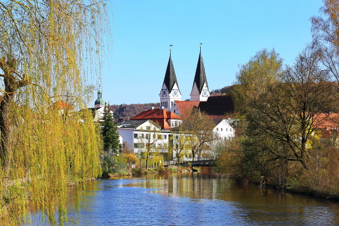 Cityscape of Eichstätt with the Altmühl river in the foreground.