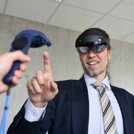 Prof. Pahl wearing virtual-reality-glasses