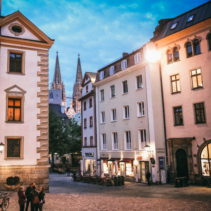 Picture of a street in the historic center of Regensburg with the gothic cathedral in the background