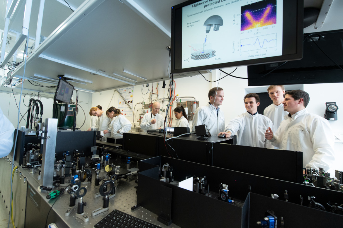 Prof. Huber and several researchers in the lab.