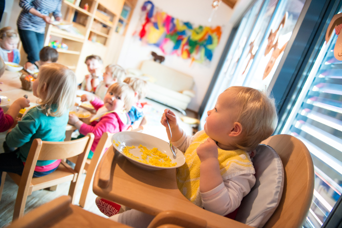 Children at the nursery and kindergarden of the University of Passau eating lunch together.