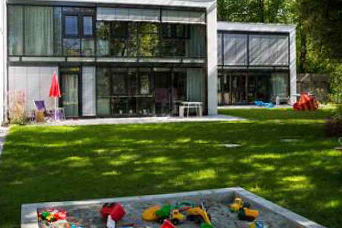 Garden and terrace of a family apartment in Munich.