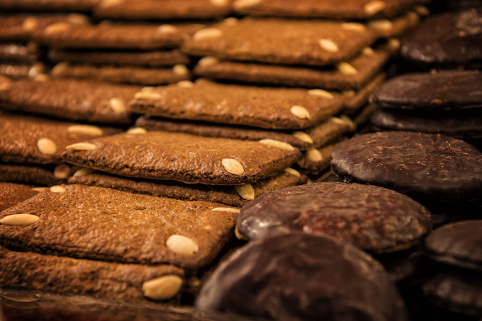 Display full of different kinds of ginger bread at a Christmas market.