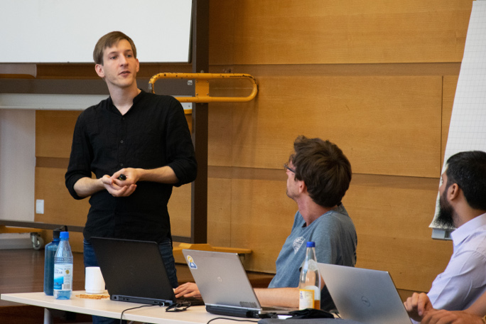 Carsten Schwemmer hält eine Präsentation vor Studenten.