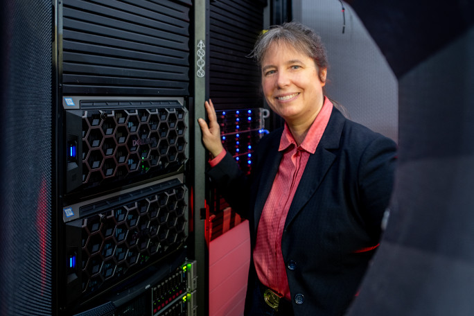 Gitta Kuntyniok next to a server.