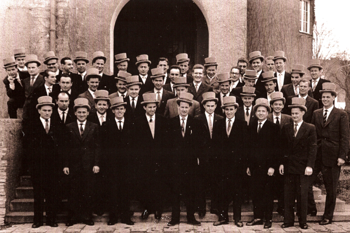 Historical photograph of students with the traditional Holzer hat in 1952