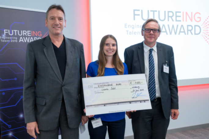 Student Laura Suhl and two colleagues receiving a prize 
