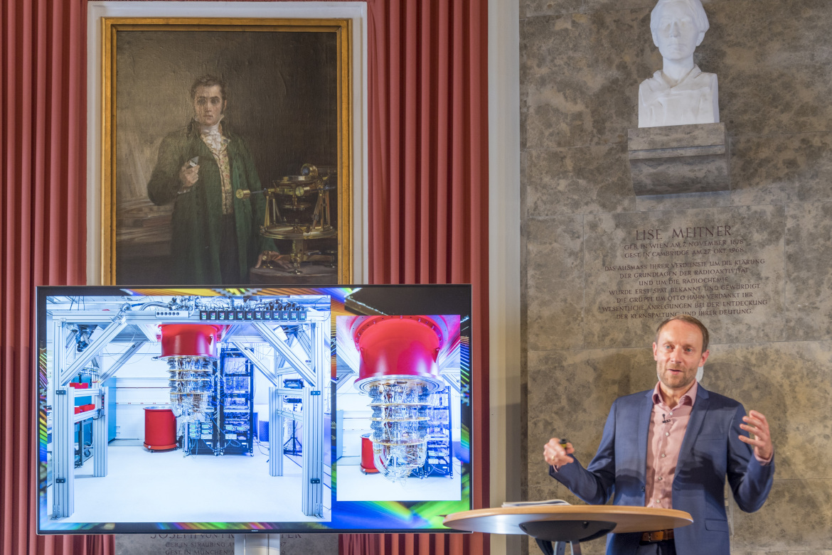 Prof. Hartmann presenting his research about the quantum computer. On the wall the bust of Lise Meitner.